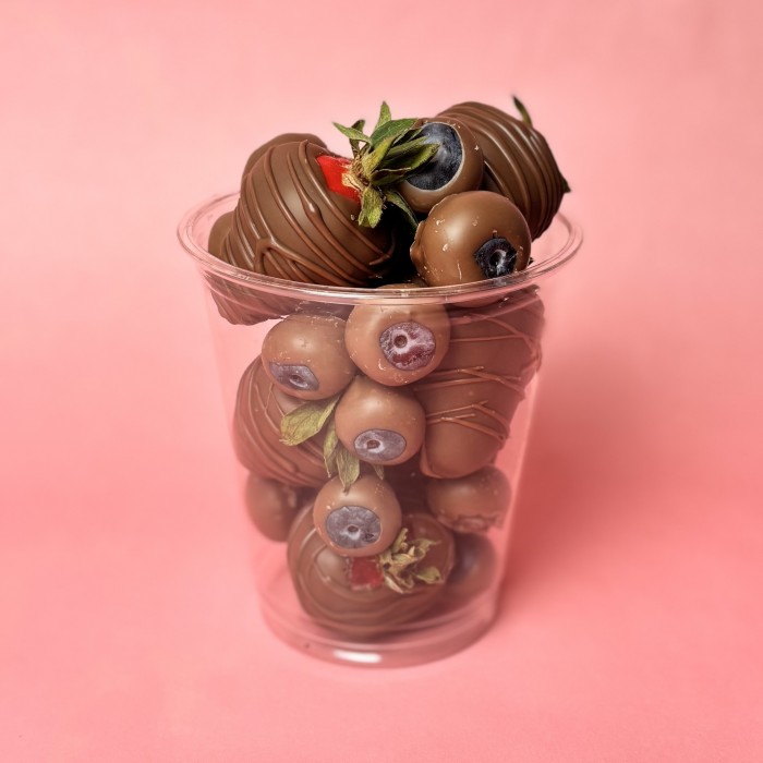 Стаканчик с клубникой и голубикой в молочном шоколаде 300мл
