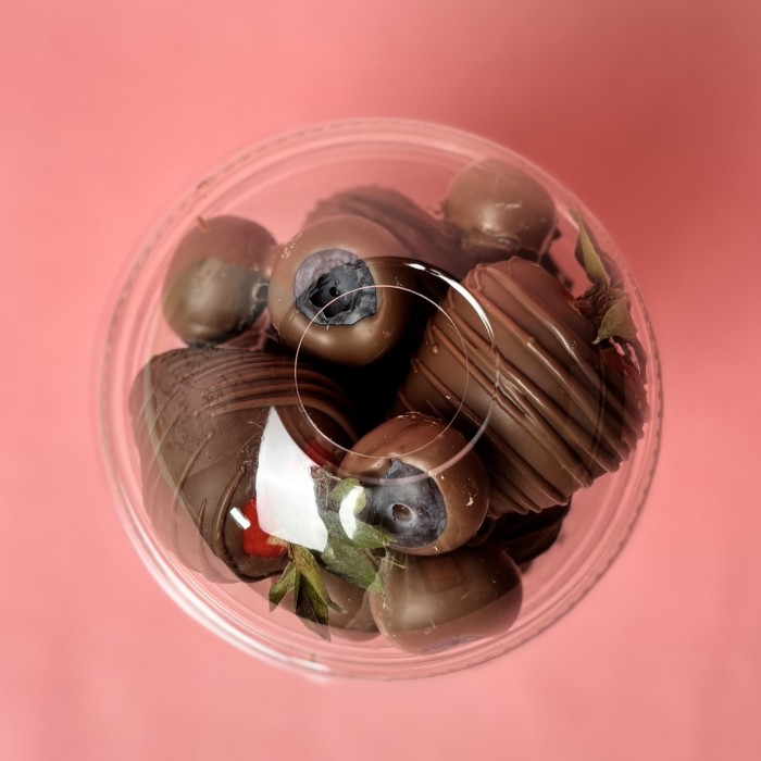 Стаканчик с клубникой и голубикой в молочном шоколаде 300мл