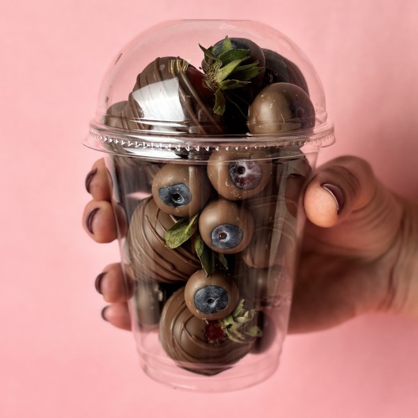 Стаканчик с клубникой и голубикой в молочном шоколаде 300мл