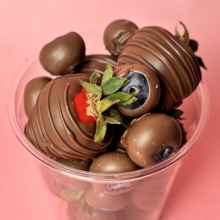 Стаканчик с клубникой и голубикой в молочном шоколаде 300мл