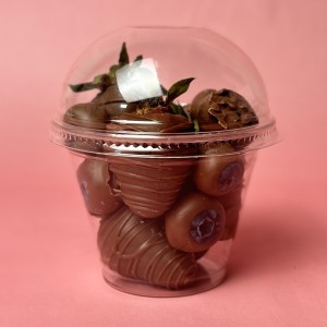 Стаканчик с клубникой и голубикой в шоколаде 200мл Стаканчик с клубникой и голубикой в шоколаде 200мл