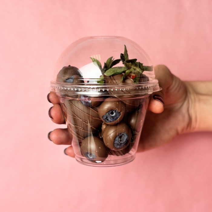 Стаканчик с клубникой и голубикой в шоколаде 200мл