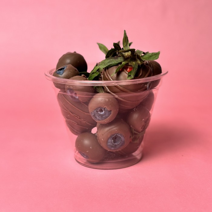 Стаканчик с клубникой и голубикой в шоколаде 200мл