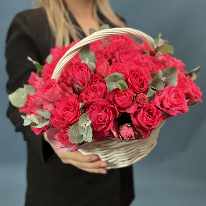 15 кустовых розовых роз Белла Линда Цериз в корзине