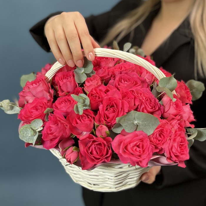 15 кустовых розовых роз Белла Линда Цериз в корзине