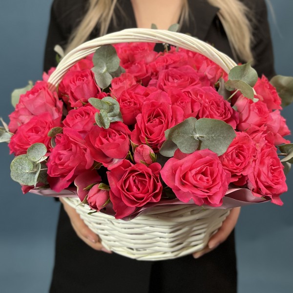 15 кустовых розовых роз Белла Линда Цериз в корзине