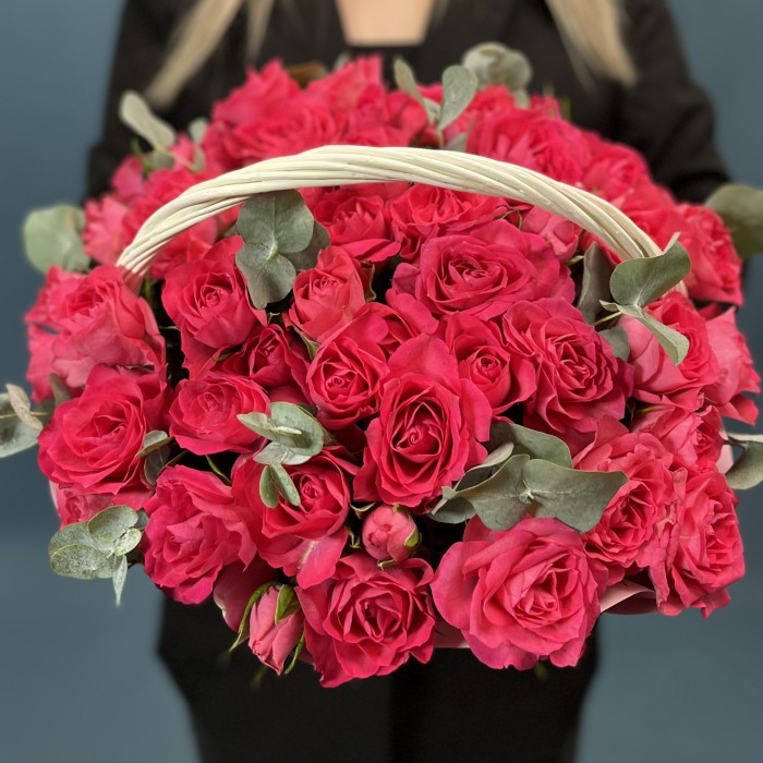 15 кустовых розовых роз Белла Линда Цериз в корзине