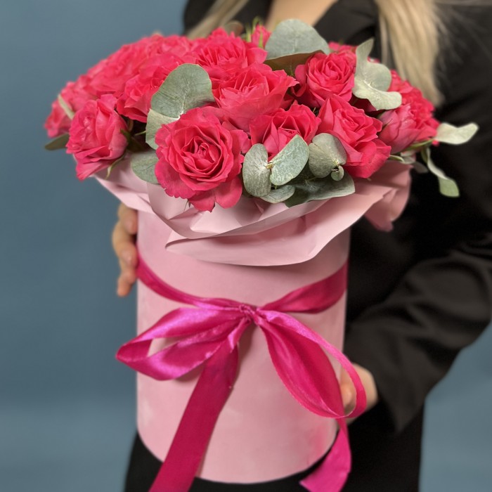 9 розовых кустовых роз Белла Линда Цериз в коробке