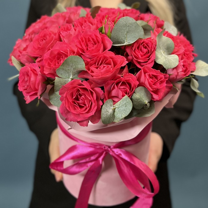 9 розовых кустовых роз Белла Линда Цериз в коробке