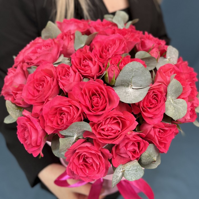 9 розовых кустовых роз Белла Линда Цериз в коробке