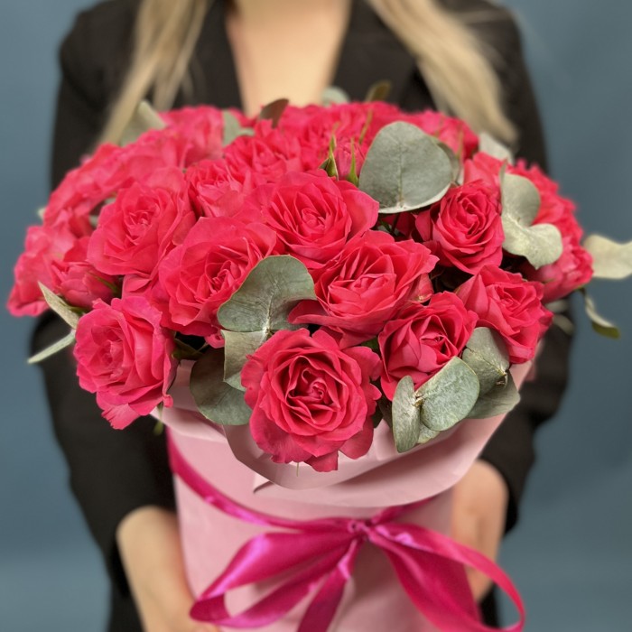 9 розовых кустовых роз Белла Линда Цериз в коробке