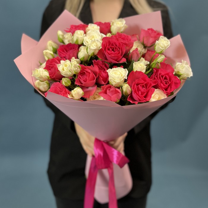 Микс из 11 малиновых и белых кустовых роз