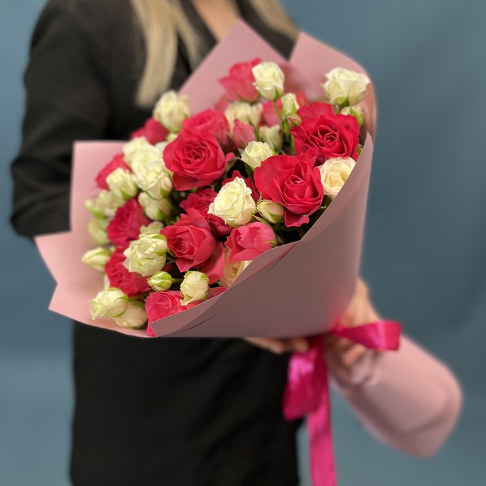 Микс из 11 малиновых и белых кустовых роз