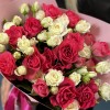 Микс из 11 малиновых и белых кустовых роз
