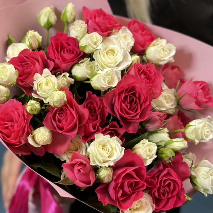 Микс из 11 малиновых и белых кустовых роз