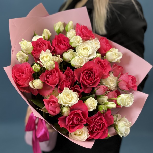 Микс из 11 малиновых и белых кустовых роз