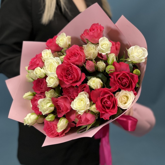 Микс из 11 малиновых и белых кустовых роз