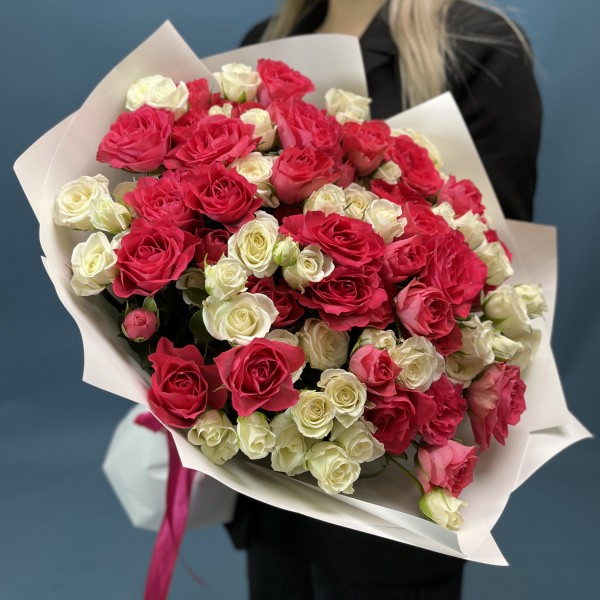 Микс из 25 кустовых малиновых и белых роз
