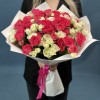 Микс из 25 кустовых малиновых и белых роз