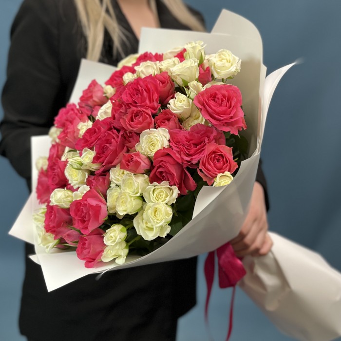 Микс из 25 кустовых малиновых и белых роз