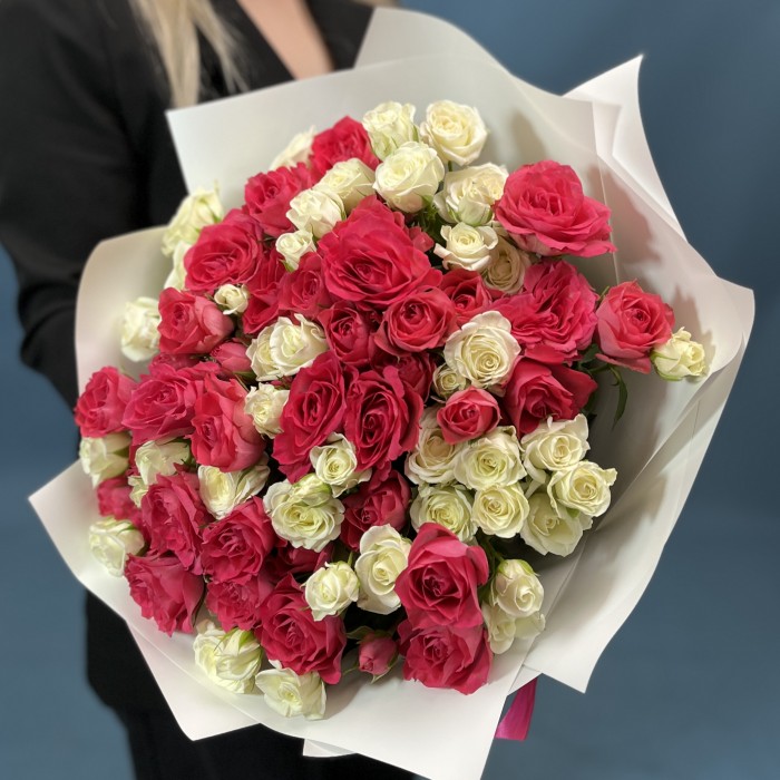Микс из 25 кустовых малиновых и белых роз
