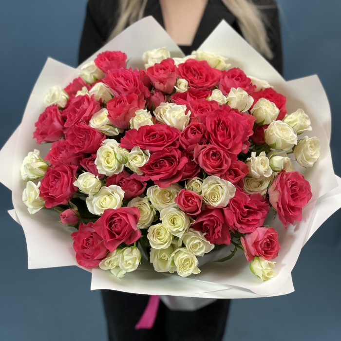 Микс из 25 кустовых малиновых и белых роз