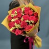 Яркий букет кустовых роз со статицей