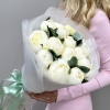 Букет из 15 белых пионов с эвкалиптом