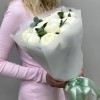 Букет из 15 белых пионов с эвкалиптом