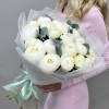Букет из 25 белых пионов с эвкалиптом