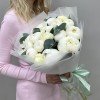 Букет из 25 белых пионов с эвкалиптом