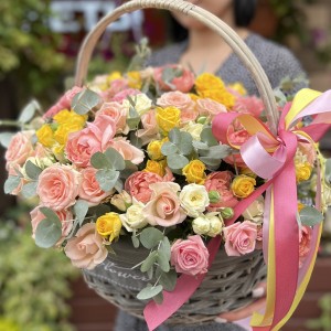 35 нежных кустовых и пионовидных роз в корзине MIX