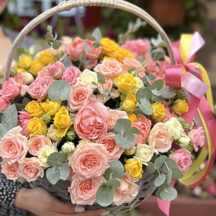 35 нежных кустовых и пионовидных роз в корзине MIX