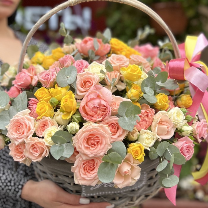 35 нежных кустовых и пионовидных роз в корзине MIX