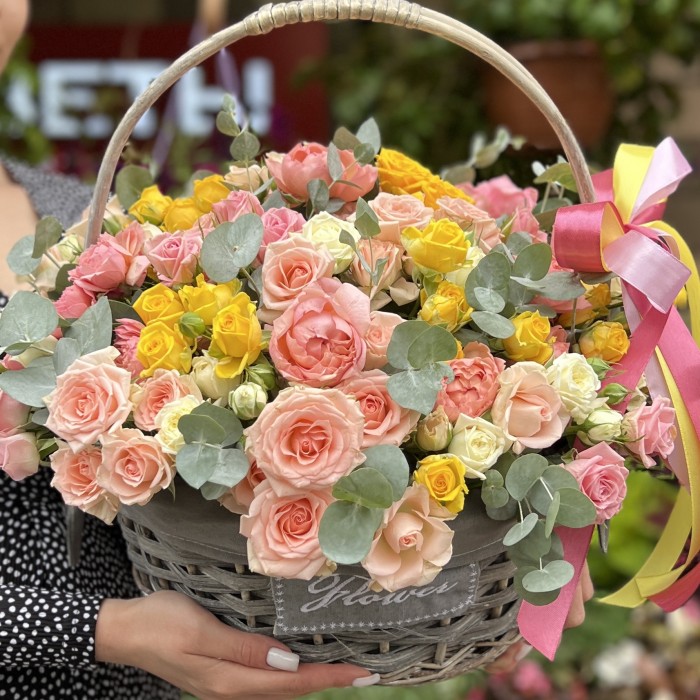 35 нежных кустовых и пионовидных роз в корзине MIX