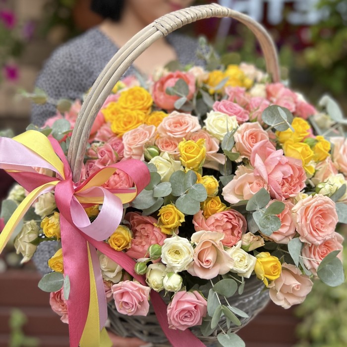 35 нежных кустовых и пионовидных роз в корзине MIX