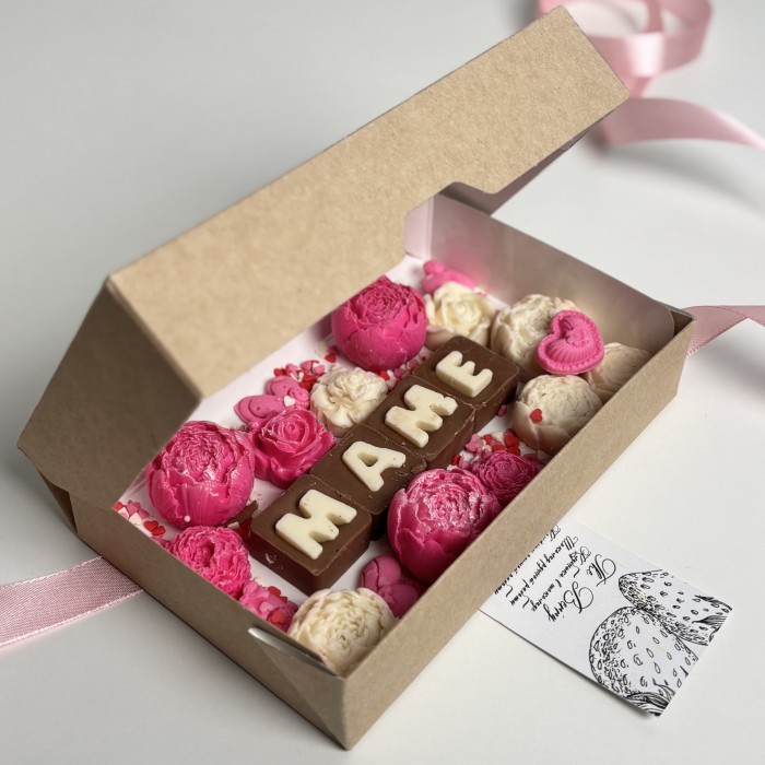 Набор розовых пионов из шоколада для мамы