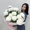 15 белых хризантем с эвкалиптом