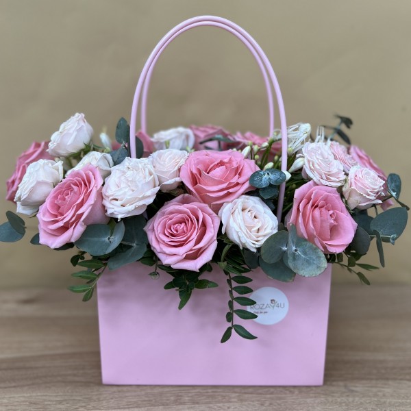 Нежные кустовые розы в сумочке