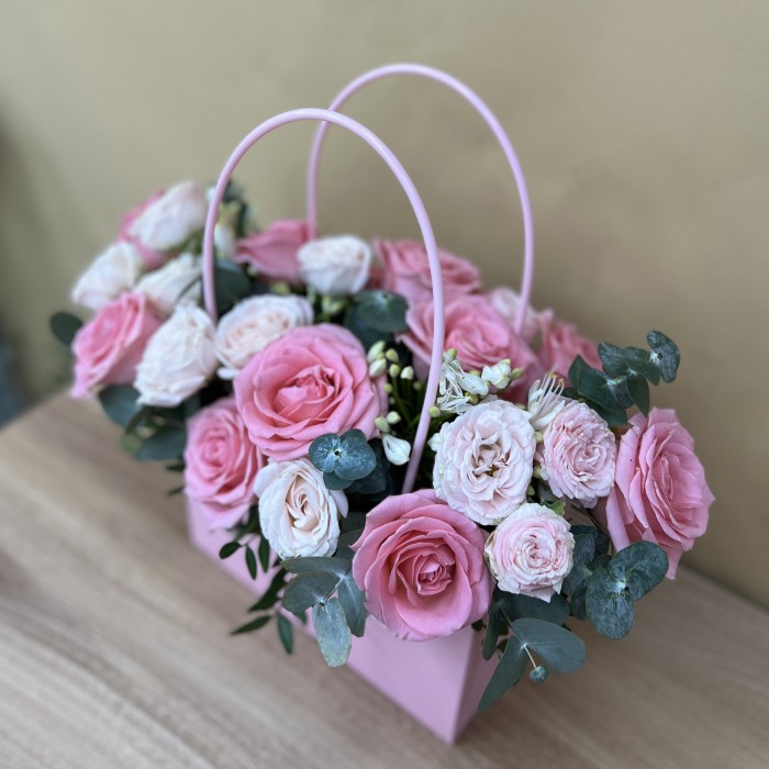 Нежные кустовые розы в сумочке