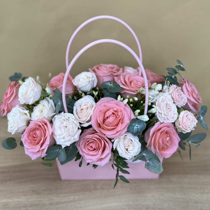 Нежные кустовые розы в сумочке