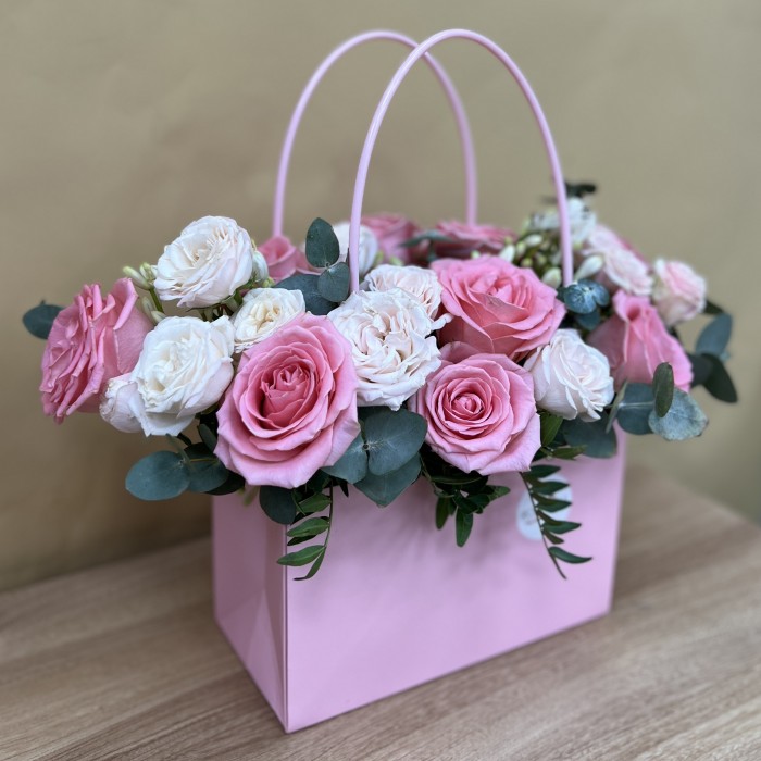 Нежные кустовые розы в сумочке