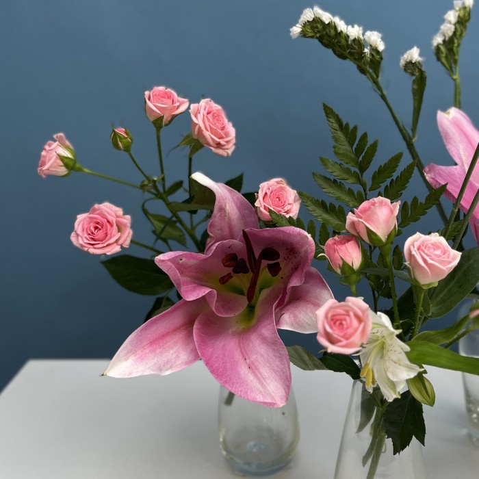 Настольная композиция из семи ваз Аромат лета