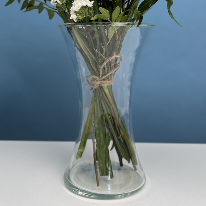 Интерьерный бело-красный букет в вазе