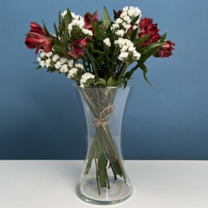 Интерьерный бело-красный букет в вазе