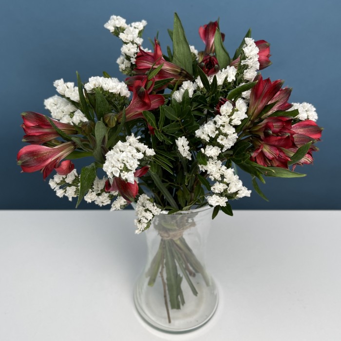 Интерьерный бело-красный букет в вазе