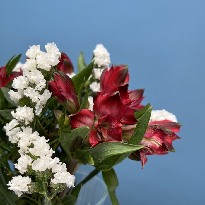 Интерьерный бело-красный букет в вазе