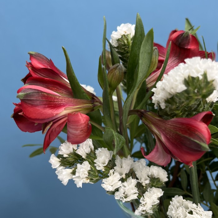 Интерьерный бело-красный букет в вазе