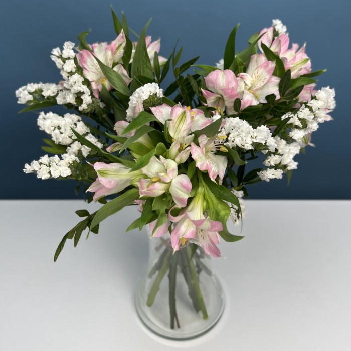 Интерьерный бело-розовый букет в вазе