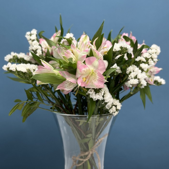 Интерьерный бело-розовый букет в вазе
